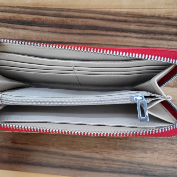 Guess Red & Tan Wallet with Signature Logo Detail & Silver Finishes, NWOT - Picture 4 of 4